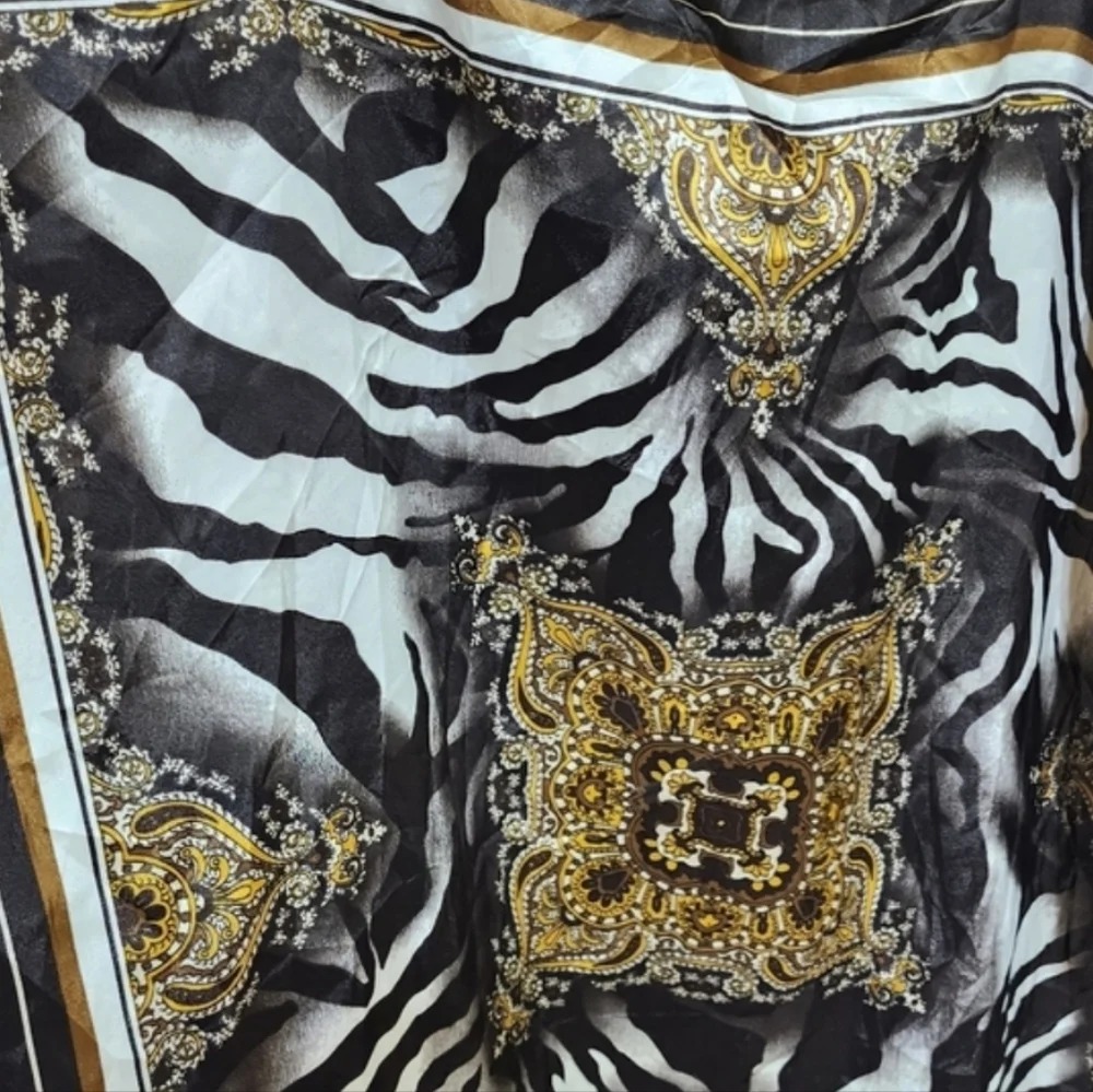 VINTAGE 80s POLYESTER SQUARE SCARF ANIMAL BAROQUE PRINT 27 X 27